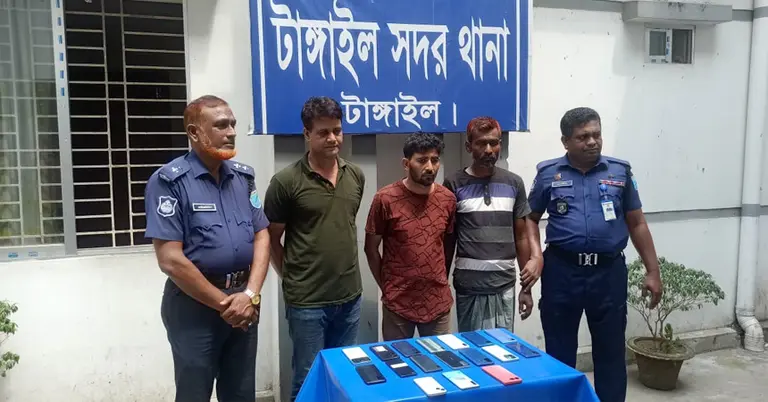 গ্রেপ্তার ৩ আসামি ও উদ্ধারকৃত মোবাইল